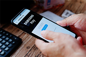 В Samsung Pay стало недоступно добавление и использование карт «Мир»